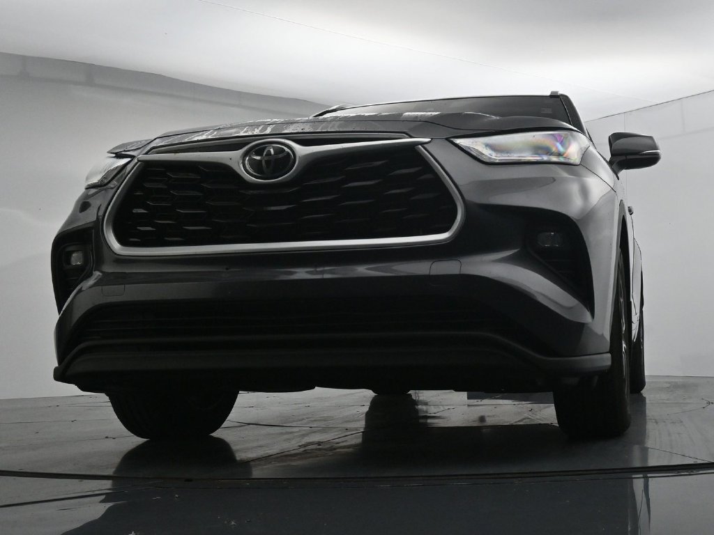 Used 2022 Toyota Highlander XLE AWD/4WD image 19