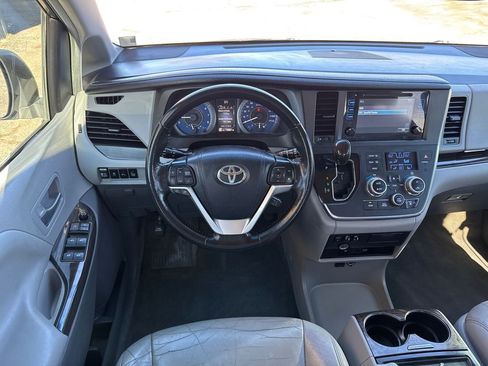 Used 2016 Toyota Sienna XLE Premium image 19