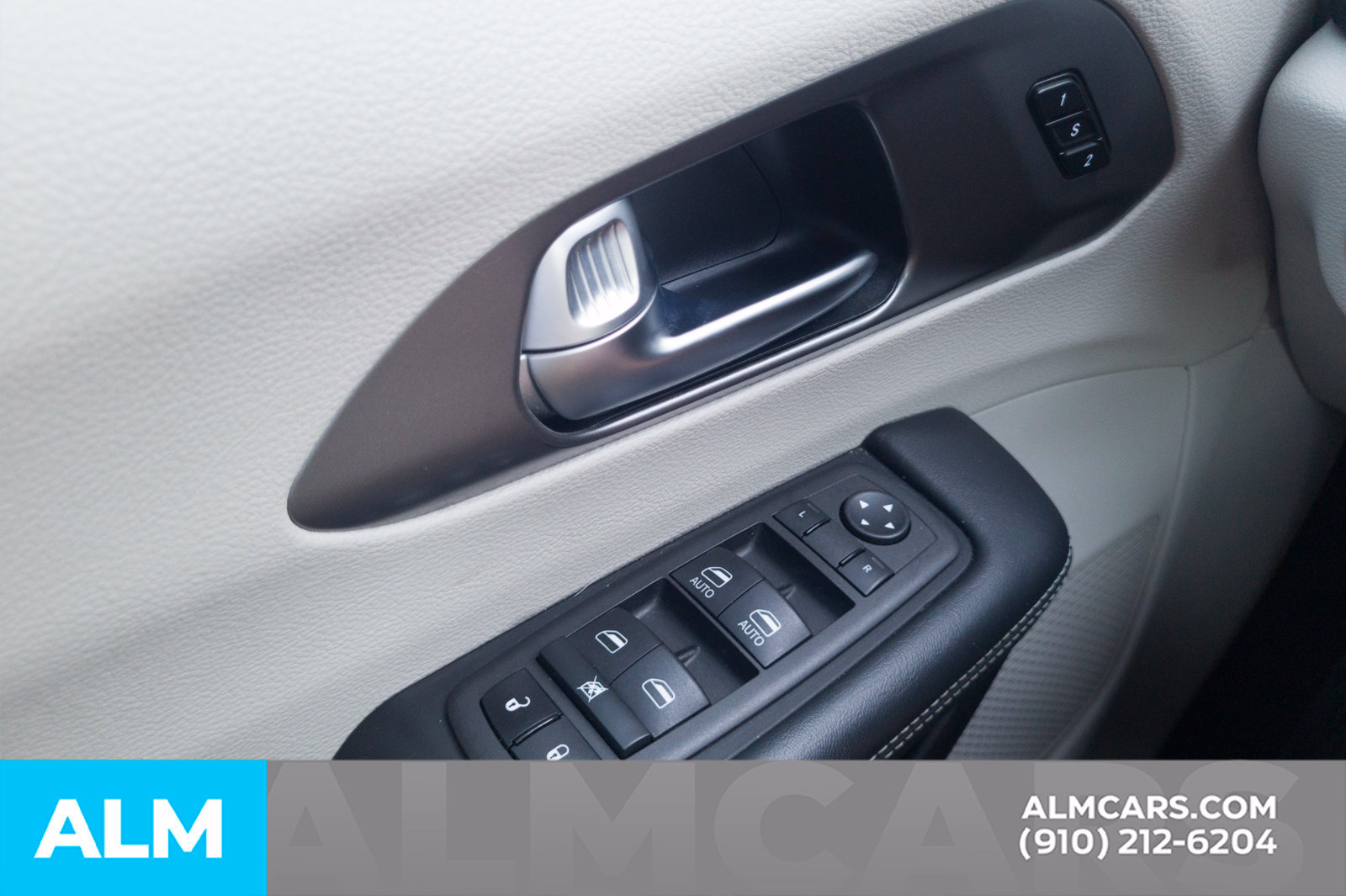 Used 2023 Chrysler Pacifica Touring-L FWD image 16