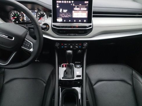 Used 2025 Jeep Compass Limited image 11