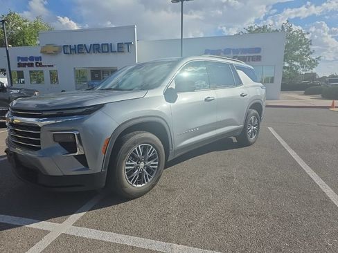 Used 2025 Chevrolet Traverse LT FWD image 1