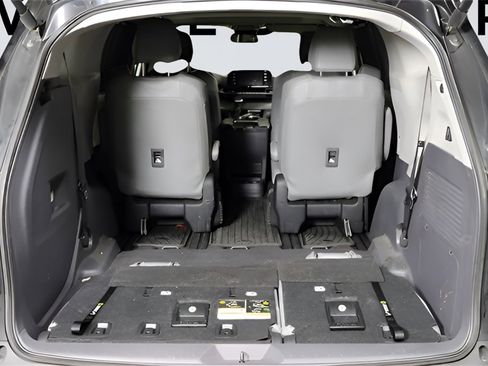 Used 2022 Toyota Sienna XLE image 12