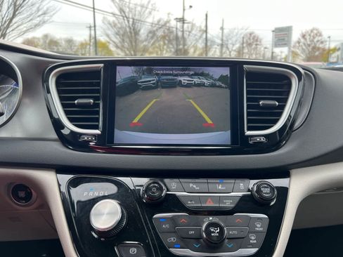 Used 2024 Chrysler Pacifica Touring-L FWD image 28