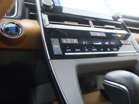 Used 2019 Toyota Avalon Limited image 26