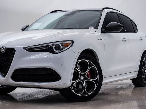 Used 2023 Alfa Romeo Stelvio Veloce image 2