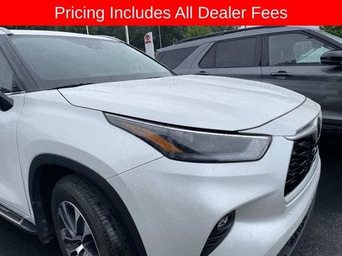Used 2024 Toyota Highlander XLE AWD/4WD image 12