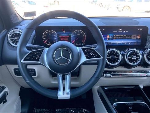 Used 2025 Mercedes-Benz GLB 250 4MATIC image 4