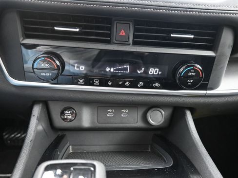 Used 2025 Nissan Rogue SV image 15