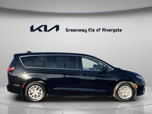 Used 2024 Chrysler Pacifica Touring-L image 8