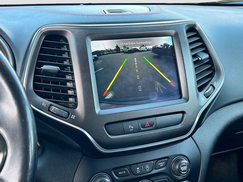 Used 2020 Jeep Cherokee Trailhawk w/ Comfort/Convenience Group image 14