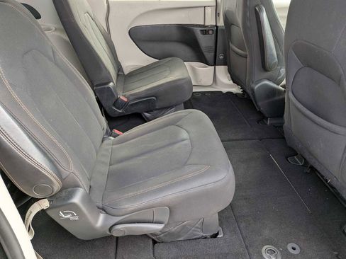 Used 2018 Chrysler Pacifica Touring Plus image 19