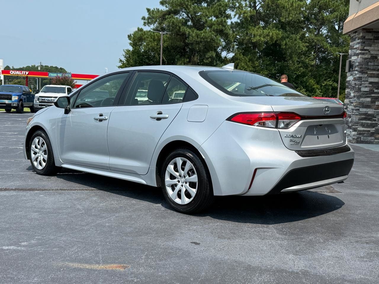 Used 2022 Toyota Corolla LE FWD image 3