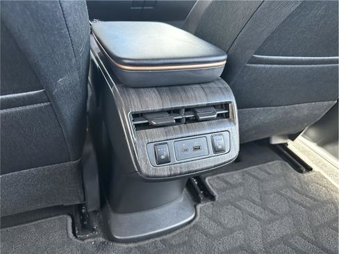 Used 2023 Nissan Ariya AWD image 17