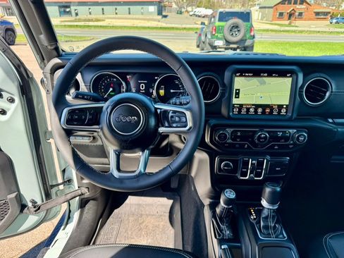 Used 2023 Jeep Wrangler Sahara image 15