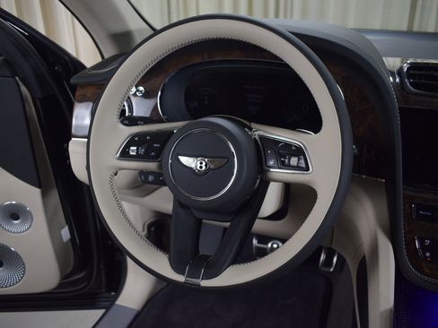 New 2025 Bentley Bentayga Azure image 4