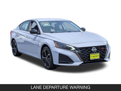 Used 2024 Nissan Altima 2.5 SR FWD image 2