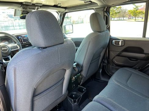 Used 2025 Jeep Wrangler Unlimited Sahara AWD/4WD image 27