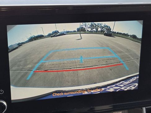 Used 2025 Toyota Sienna LE FWD image 19