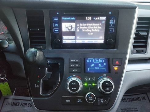 Used 2017 Toyota Sienna LE image 27