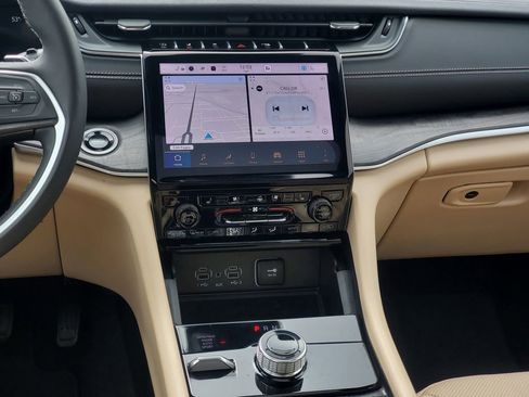 Used 2024 Jeep Grand Cherokee Limited w/ Luxury Tech Group II image 32