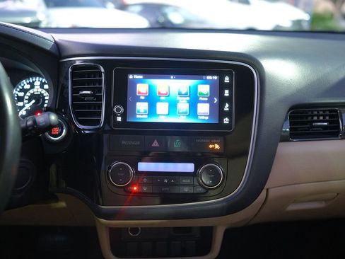 Used 2017 Mitsubishi Outlander SEL image 15