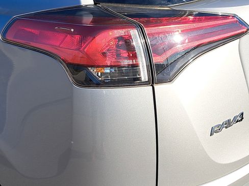 Used 2018 Toyota RAV4 LE image 31