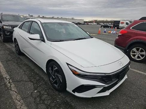 Used 2025 Hyundai Elantra SEL FWD image 3