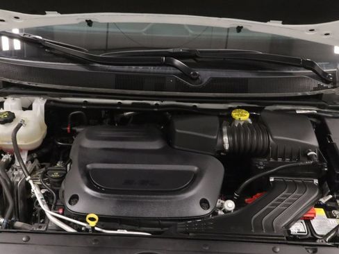 Certified 2025 Chrysler Pacifica Select FWD image 18