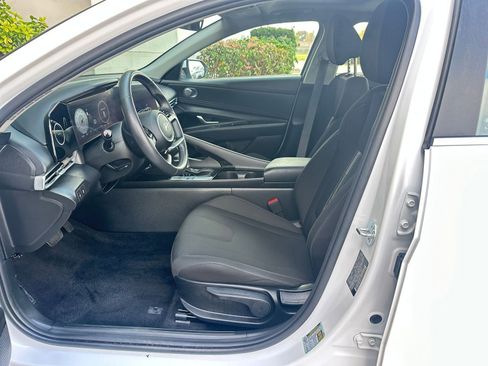 Used 2025 Hyundai Elantra SEL image 28