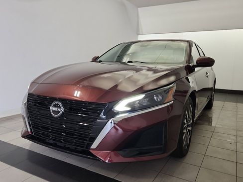 Used 2024 Nissan Altima 2.5 SV w/ SV Premium Package image 2