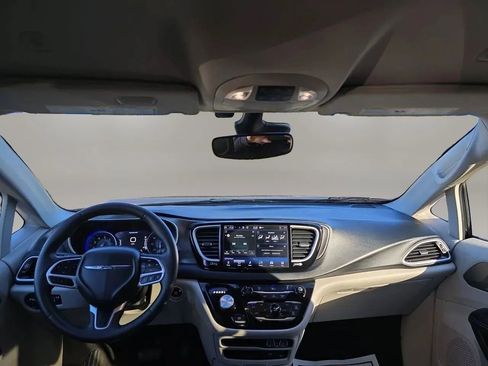 Used 2022 Chrysler Pacifica Touring-L FWD image 21