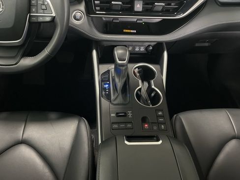 Used 2024 Toyota Highlander XLE AWD/4WD image 11
