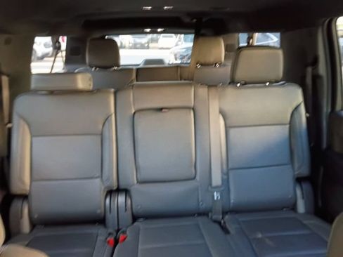 Used 2025 Chevrolet Suburban LT RWD image 5