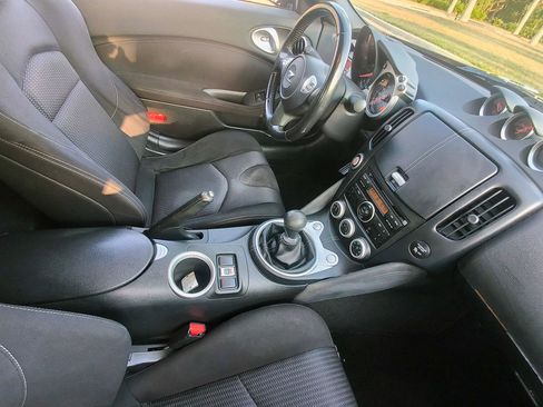 Used 2010 Nissan 370Z Roadster RWD image 18