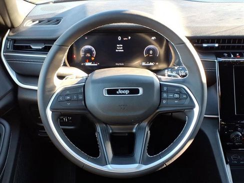 New 2025 Jeep Grand Cherokee Altitude image 10