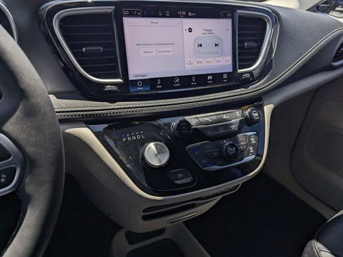 Used 2022 Chrysler Pacifica Touring-L FWD image 11