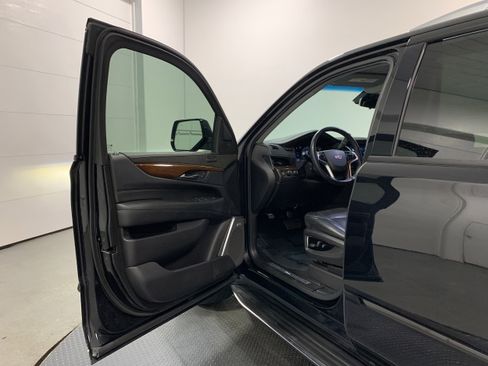 Used 2020 Cadillac Escalade Luxury w/ Escalade Sport Edition image 3