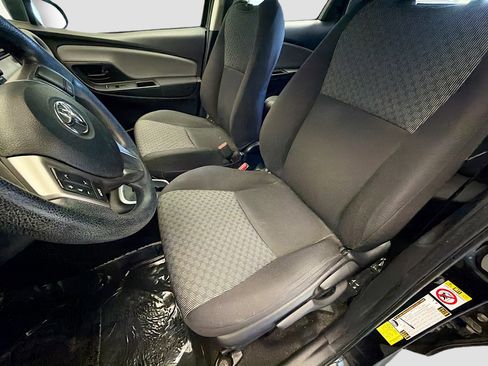 Used 2017 Toyota Yaris L image 11