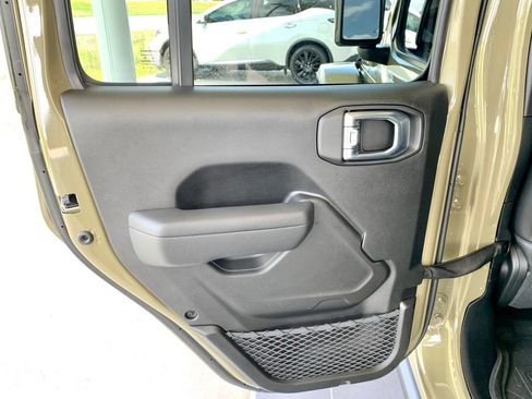Used 2025 Jeep Gladiator Mojave w/ Convenience Group AWD/4WD image 17