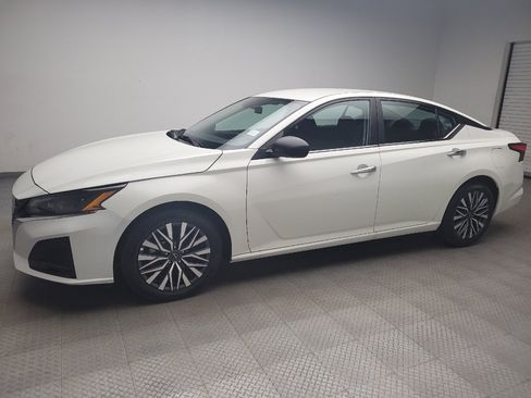 Used 2025 Nissan Altima 2.5 SV FWD image 2