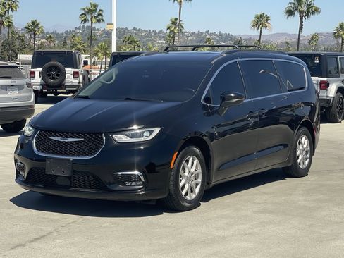 Used 2022 Chrysler Pacifica Touring-L FWD image 2