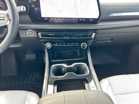 Certified 2025 Chevrolet Traverse High Country FWD image 15