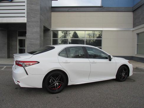 Used 2018 Toyota Camry SE image 7