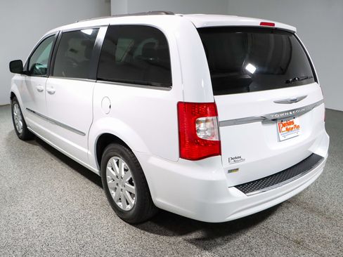 Used 2014 Chrysler Town & Country Touring image 9