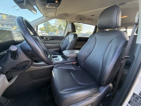 Used 2025 Kia Carnival FWD image 9