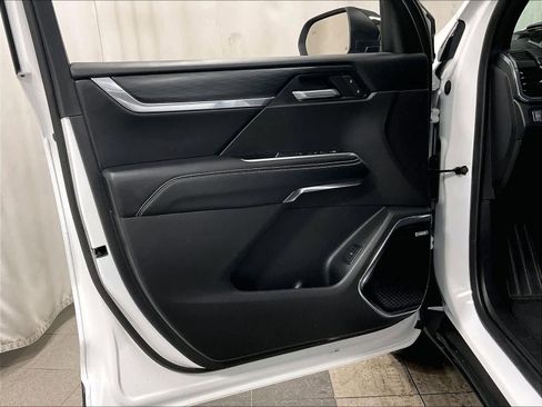 Used 2025 GMC Acadia Elevation image 9