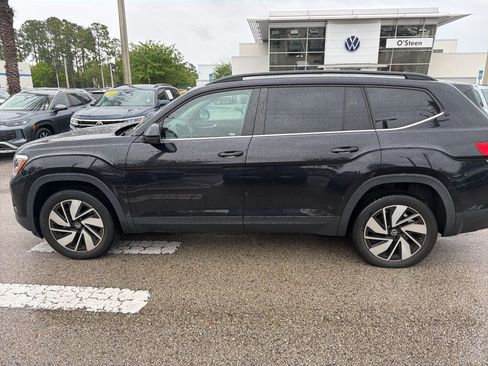 Used 2024 Volkswagen Atlas SE w/ Panoramic Sunroof Package image 3