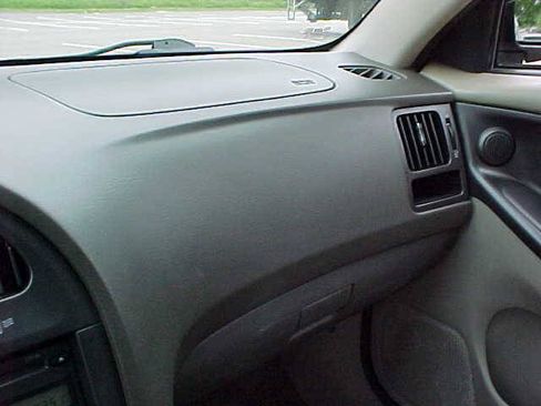 Used 2005 Hyundai Elantra GLS FWD image 21
