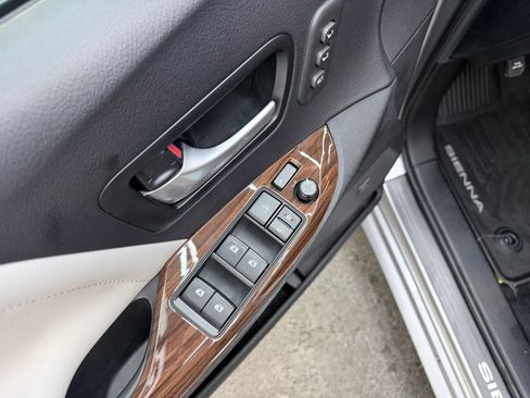 Used 2017 Toyota Sienna Limited Premium AWD/4WD image 16