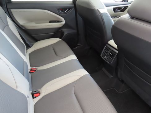 Used 2025 Subaru Forester Limited image 27